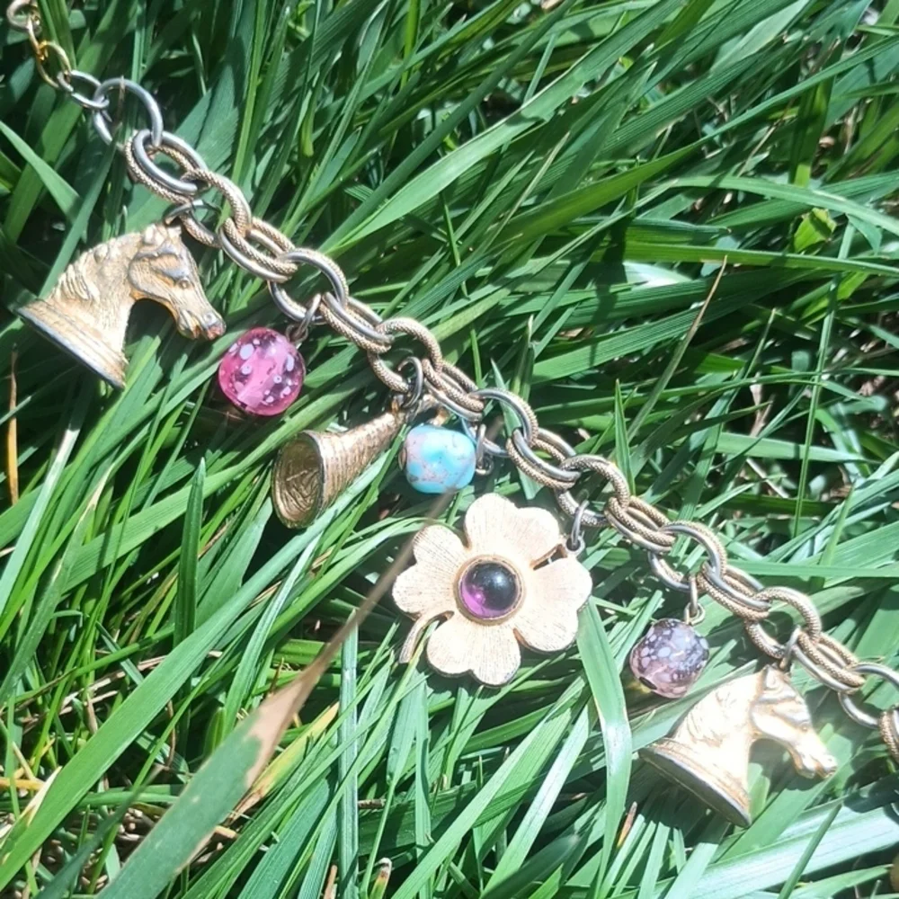 Vintage Gold Tone Charm Bracelet - Picture 6 of 7